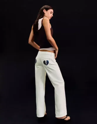 Baggy-Jeans mit niedriger Leibhöhe und Nieten – Hose