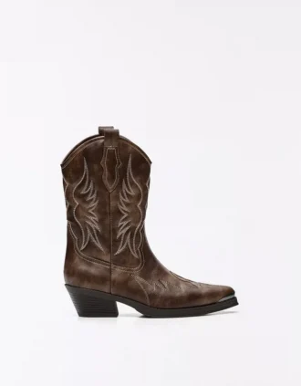 cowboy stiefel mit zehen detail stiefeletten 1 330x423 - Cowboy-Stiefel mit Zehen-Detail &ndash; Stiefeletten