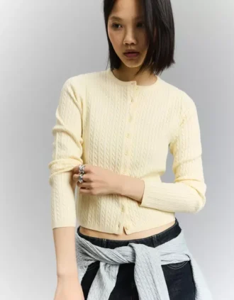Geflochtene Strickjacke mit Knöpfen – Pullover und Strickjacken