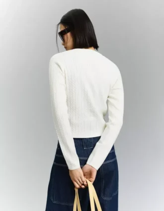 Geflochtene Strickjacke mit Knöpfen – Pullover und Strickjacken