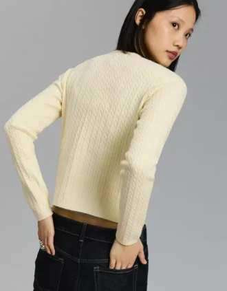 Geflochtene Strickjacke mit Knöpfen – Pullover und Strickjacken