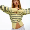 Gestreifte Jacke mit Rundhalsausschnitt und Knopfleiste Gestreifte Jacke mit Rundhalsausschnitt und Knopfleiste