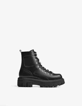 Stiefeletten mit Metall-Details – Stiefeletten