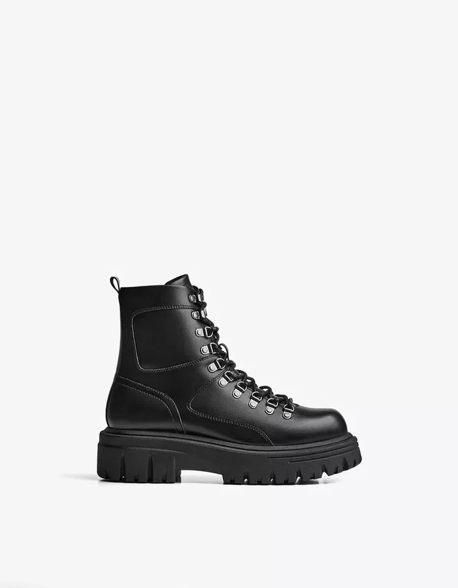 Stiefeletten mit Metall-Details – Stiefeletten Stiefeletten mit Metall-Details – Stiefeletten