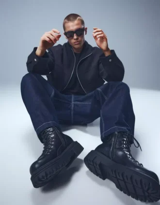 Stiefeletten mit Metall-Details – Stiefeletten
